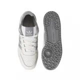 Zapatillas Adidas Forum Low CL blancas con detalles en gris.