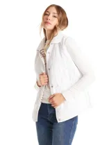 Chaleco reversible de la marca Weekend Routine. Un lado presenta tejido tipo sherpa con estampado a cuadros, cuello alto, cierre frontal con broches a presión y bolsillos con solapa. El otro lado es capitoneado con diseño de rombos. Cuenta con jareta interna en la cintura para ajuste y ruedo redondeado.