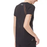 Remera deportiva New Balance negra de poliéster con tecnología de secado rápido ICEx y tejido de malla para mayor transpirabilidad.