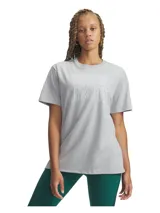Remera Under Armour de corte holgado y extragrande, confeccionada en tejido de mezcla de algodón. Presenta cuello acanalado, hombros caídos y estampado frontal con el logo de la marca en tipografía universitaria.