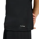 Camiseta de entrenamiento o partido Adidas Entrada26, color negro, con cuello redondo y ribetes blancos en el cuello y las mangas. Presenta el logo de Adidas en blanco en el pecho.