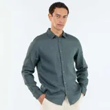 Camisa de lino de manga larga en color verde oscuro, con cuello camisero y cierre frontal de botones.