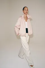 Chaqueta bomber de Zara Woman Collection color rosado, con cuello subido, cierre frontal con cremallera, mangas largas y bajo abullonado con elástico.