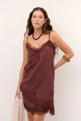 Top celeste con tirantes finos y detalles de encaje marrón en el escote y el dobladillo inferior.