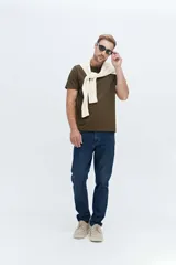Remera de algodón verde militar, de corte clásico con cuello redondo y mangas cortas.