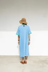 Vestido largo marrón con cuello redondo y mangas cortas con ribete amarillo. Estampado frontal con letras en color crema.