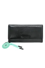 Billetera Trendy negra con llavero colgante con cordón celeste y detalle circular con logo.