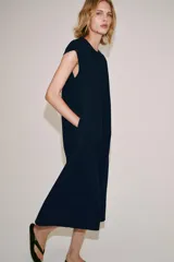 Vestido midi ZW Collection confeccionado en mezcla de algodón, en color azul marino. Presenta cuello redondo, manga sisa, bolsillos laterales ocultos en costura, bajo acabado en línea evasé y cierre trasero con cremallera.
