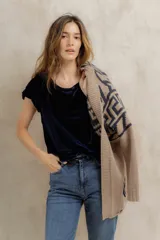 Remera de manga corta confeccionada en terciopelo color azul marino, con cuello redondo y corte clásico.