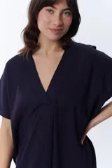 Vestido midi azul marino de corte amplio, con escote en V y mangas cortas.