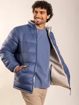 Campera puffer azul con cuello alto y cierre frontal. Interior forrado en sherpa color crema.