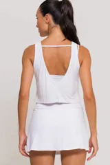 Musculosa deportiva color blanco, sin mangas, de cuello redondo y corte corto, confeccionada en microfibra de poliamida con tecnología de secado rápido y protección UV.