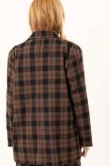 Blazer de corte sastrero con estampado de cuadros en tonos marrón chocolate y negro, con solapas clásicas y diseño estructurado.