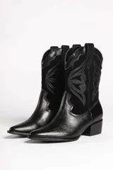 Bota texana de cuero color marrón claro con detalles en beige. Diseño con puntera en punta y caña media con bordados decorativos. Taco bajo de madera.