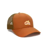 Gorro trucker color ladrillo con logo bordado en el frente.