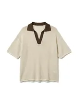 Chomba de tejido de punto abierto color crudo con cuello polo en color marrón chocolate.