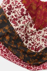 Maxi bolsa estilo hobo confeccionada en algodón 100%, con diseño patchwork de estampado floral en tonos bordó, beige, negro y rosado. Cuenta con asa integrada para el hombro.
