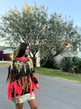 Sweater marrón de lana merino con cuello redondo y flecos XL de colores amarillo, naranja y borgoña.