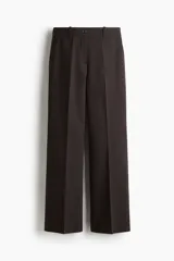Pantalón de vestir marrón de corte bootcut con leve brillo, cintura estándar, cierre con botón y bolsillos al bies. Cuenta con raya marcada adelante y atrás.