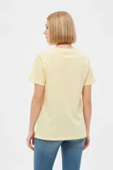 Remera marrón de manga corta y cuello redondo, de corte holgado, con estampado frontal alusivo a frutos del mar y texto "fruits de mer".