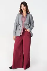 Saco abierto de punto color blanco, con diseño de textura cuadriculada en las mangas y corte holgado.