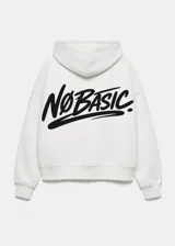 Hoodie oversize color blanco con capucha y bolsillo canguro frontal, con el logotipo de la marca "No Basic" estampado en el pecho en color negro.