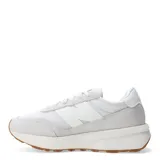 Championes urbanos New Balance modelo 370, de diseño retro inspirado en los años 70. Presentan una combinación de tonos blancos y gris claro, con paneles de malla y superposiciones de gamuza. Incluyen el logo N en los laterales, cierre con cordones y una suela de goma con plataforma y base color caramelo.
