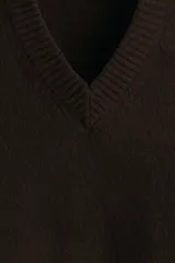 Buzo de punto suave con cuello en V, manga larga y terminaciones acanaladas en puños y cintura. Presenta un corte regular fit clásico.