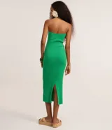 Vestido midi de punto color verde, sin breteles, con diseño ajustado al cuerpo y detalle torcido en el busto.