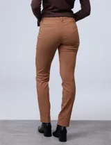 Pantalón de gabardina elastizada color beige, marca Zac & Rachel, corte slim, con pretina con pasadores, botón y cierre. Delantera con tres bolsillos y trasera con bolsillos ojal.