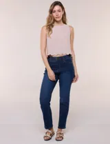 Pantalón jean de corte recto y tiro alto, confeccionado en denim azul. Cuenta con cinco bolsillos funcionales, pretina con pasadores para cinturón y cierre frontal con botón y cremallera.