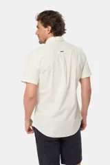 Camisa lisa de manga corta color crema, confeccionada en 100% algodón, con cuello abotonado y un bolsillo en el pecho.