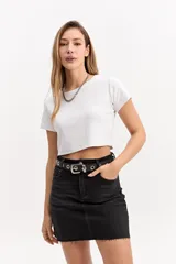 Minifalda de jean de tiro alto, con calce ajustado, efecto desgastado y ruedo desflecado.