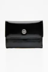 Billetera plegable color azul con acabado de cuero texturizado tipo cocodrilo (crocco) y un pequeño logo metálico plateado en el centro.