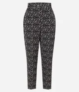 Pantalón carrot de crepé con estampado geométrico, bolsillos laterales y cintura elastizada en la espalda.