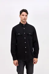 Sobrecamisa de algodón color bordó, con cuello solapa, cierre frontal con botones y dos bolsillos en el pecho con tapa.