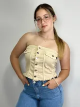 Top strapless color beige con botones plateados al frente y dos bolsillos pequeños.