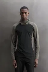 Sudadera técnica de running Zara Athleticz, modelo slim fit en color marrón y negro, con cuello subido, capucha ajustada y mangas largas.