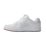 Championes DC modelo Manteca 01, de diseño urbano y estilo skate. Presentan una capellada de cuero sintético en color blanco con paneles perforados en los laterales y el logo de la marca en gris. Cuentan con suela de goma color caramelo y cierre mediante cordones.