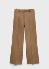 Pantalón de vestir color marrón claro, de corte ancho y tiro medio, con bolsillos laterales y trabillas para cinturón.