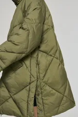 Campera puffer acolchada de corte oversize, color verde oliva, con diseño de rombos, cuello alto y cierre frontal con cremallera.