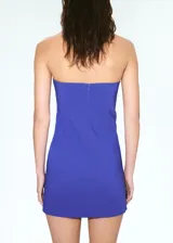 Vestido corto azul eléctrico con escote palabra de honor y detalle de volados en cascada a lo largo del frente.