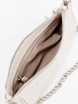 Cartera pequeña de cuero color beige, de diseño estructurado con base redondeada, cierre superior con tirador de cuero y correa de cadena metálica plateada.