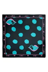 Pañuelo cuadrado negro con estampado de lunares turquesa y detalles gráficos de labios en turquesa y rosa. El borde tiene un marco rosa con texto repetido "o, my love" y un símbolo circular.