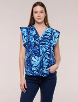 Blusa holgada de viscosa liviana con estampado animal print tipo leopardo, escote en V y mangas casquillo con volados en los hombros.