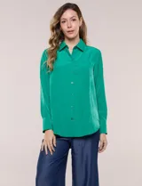 Camisa de satén blanca de la marca Floral & Ivy, con cuello con solapa, cierre frontal de botones, manga larga con puño ancho y bolsillo aplicado en el pecho.