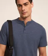 Remera azul de algodón con textura, cuello padre con botones y mangas cortas.