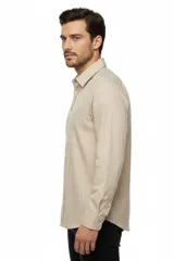 Camisa de algodón a rayas verticales azules y blancas, de manga larga, con cuello camisero y cierre frontal con botones.