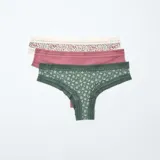 Pack de tres tangas de microfibra con detalles de encaje en los bordes superior e inferior. Incluye una tanga blanca con estampado floral en tonos marrones y burdeos, una tanga liso en color rosado y una tanga verde oscuro con estampado floral blanco.