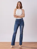 Jean de tiro alto, color azul, con corte bootcut y bolsillos delanteros y traseros.